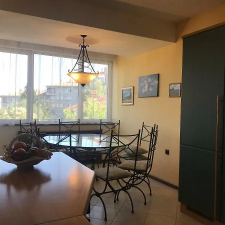 Apartament Extremely Spacious 3-bdr - Lozenec Area *