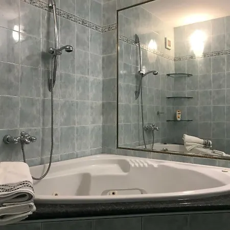 Апартаменты Extremely Spacious 3-bdr - Lozenec Area *
